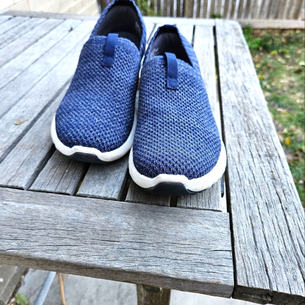 Used Aetrex slip-on sneakers 8.5